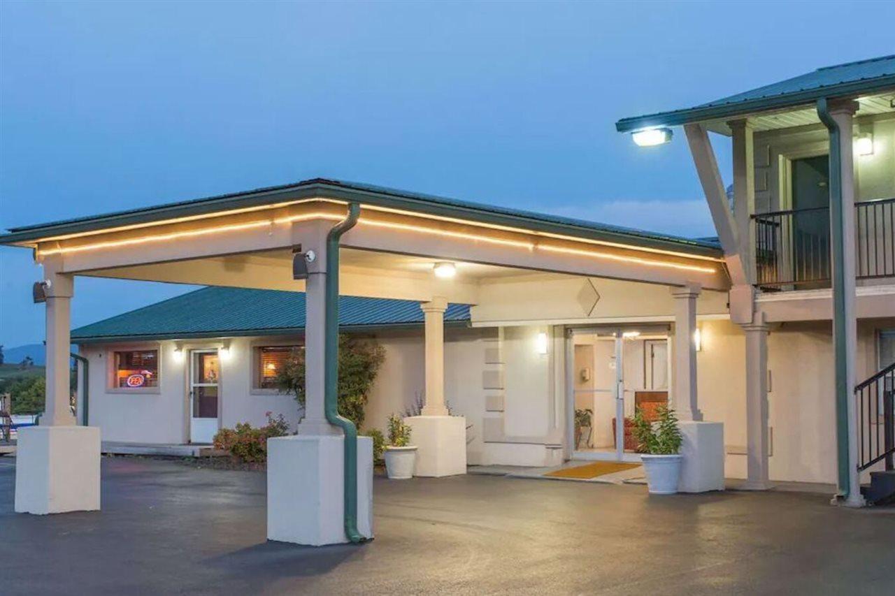 Knights Inn Glade Spring Exterior foto